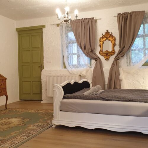 Camera cvadrupla lCD TV cu vedere spre gradina