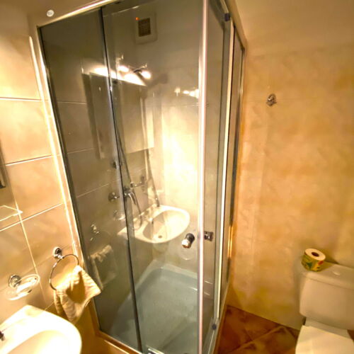 Zweibettzimmer mit Dusche