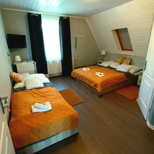 Pokoj s klimatizací pro 3 os. na poschodí