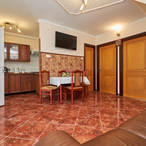 Apartament familial(ă) la parter cu 2 camere pentru 4 pers. (se poate solicita pat suplimentar)