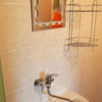 Camera tripla cu duș cu chicinetă comună
