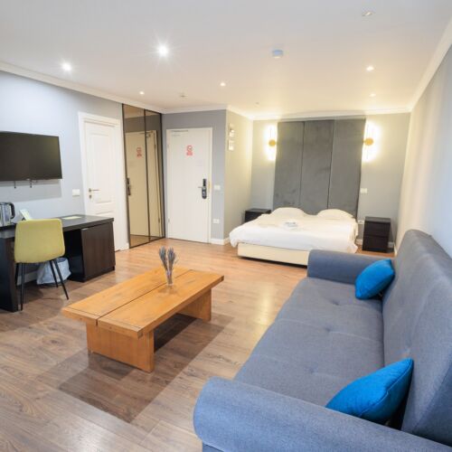 Camera tripla studio