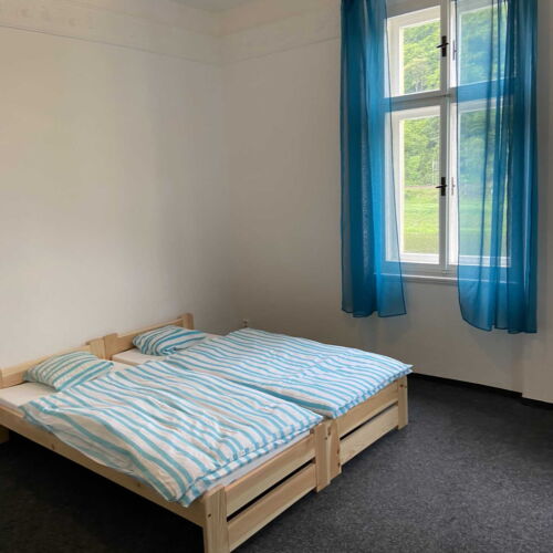 Pokoj se sprchou s privátní koupelnou mimo apartmán pro 3 os.