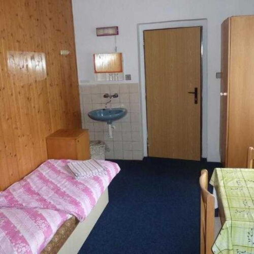 Pokój 2-osobowy na piętrze ze wspólną łazienką (możliwa dostawka)