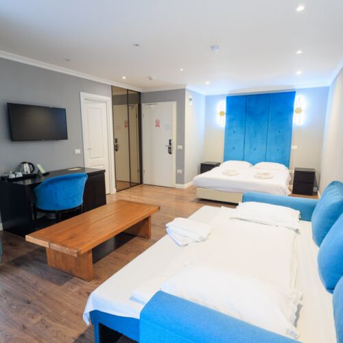 Camera cvadrupla studio cu balcon