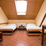 Dvoulůžkový pokoj s oddělenými lůžky, sdílená koupelna