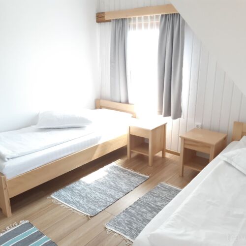 Camera twin cu terasă cu grădină (se poate solicita pat suplimentar)