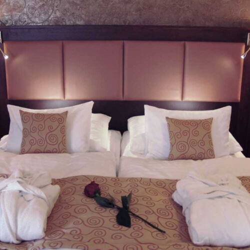 Pokój 2-osobowy z prysznicem z klimatyzacją (możliwa dostawka)