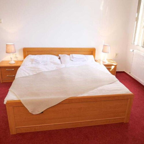 Pokoj se sprchou se společnou kuchyňkou pro 4 os. (s možností přistýlky)