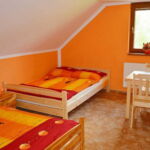 Čtyřlůžkový apartmán oranžový se sdílenou kuchyňkou 