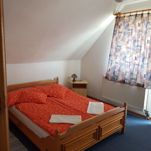 Pokoj s manželskou postelí na poschodí 