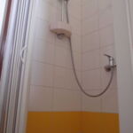 Camera cvadrupla cu duș cu chicinetă comună