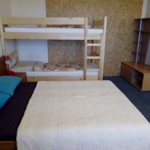 Apartman se sprchou s privátní koupelnou mimo apartmán pro 4 os. (s možností přistýlky)