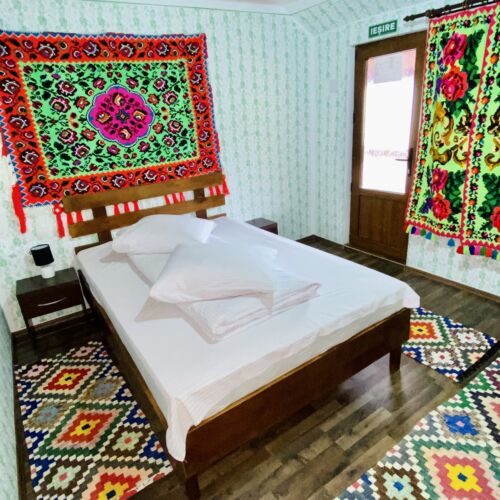 Pokoj s manželskou postelí na poschodí 