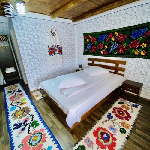 Pokoj s manželskou postelí na poschodí 