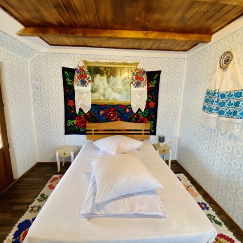 Pokoj s manželskou postelí na poschodí 