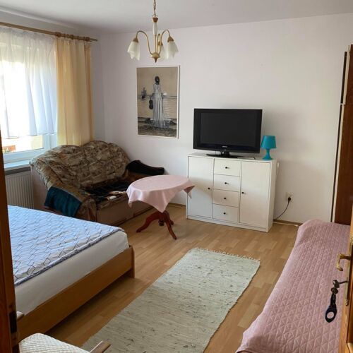 Camera tripla standard cu baie (se poate solicita pat suplimentar)