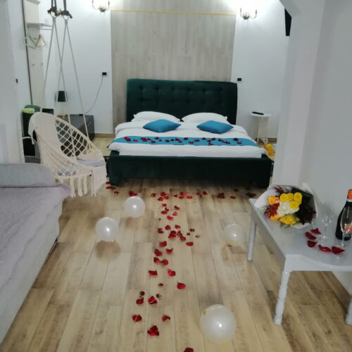 Camera tripla cu balcon cu vedere spre curte