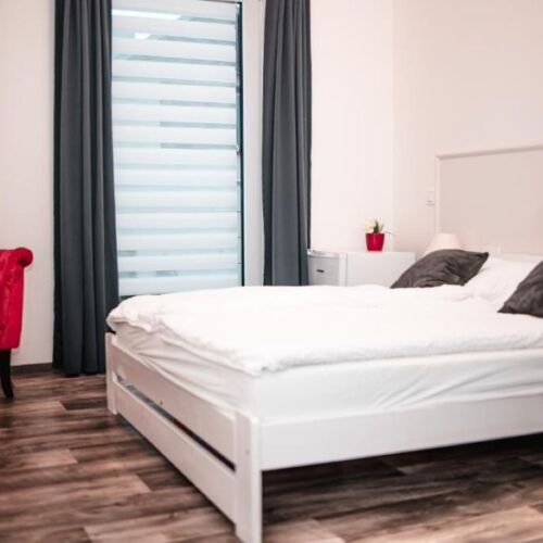 Pokoj s manželskou postelí