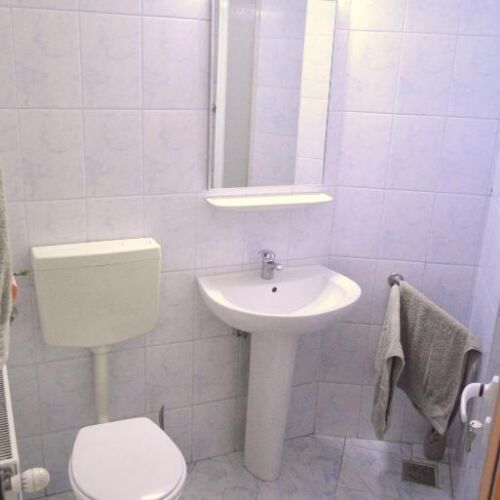 Dreibettzimmer mit Badezimmer