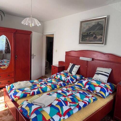 Pokoj se sprchou se společnou kuchyňkou s manželskou postelí (s možností přistýlky)