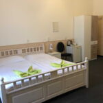 Dvoulůžkový pokoj s manželskou postelí nebo oddělenými lůžky a sdílenou koupelnou