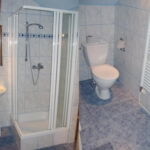 Camera cvadrupla cu duș cu chicinetă proprie