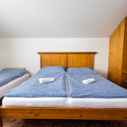 Pokoj se společnou koupelnou  s manželskou postelí (s možností přistýlky)