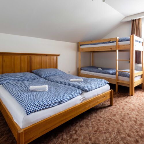 Pokoj se společnou koupelnou  pro 4 os.