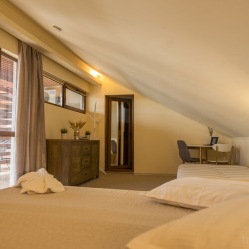 Dreibettzimmer im Dachgeschoss mit Terasse