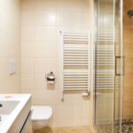 Zuhanyzós Standard kétágyas szoba