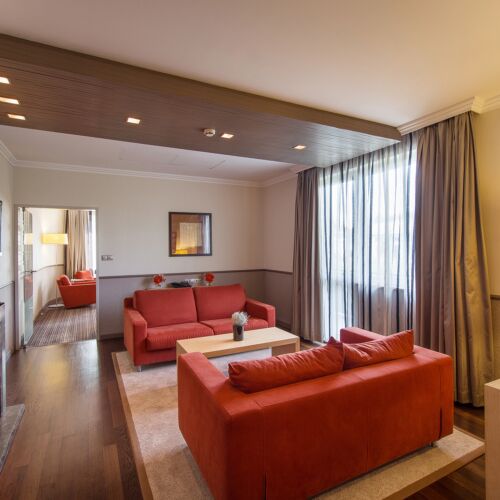 Suita la etaj cu vedere spre oraș cu 2 camere pentru 4 pers.