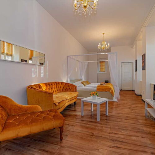 Apartman se sprchou s privátní koupelnou mimo apartmán pro 2 os. (s možností přistýlky)