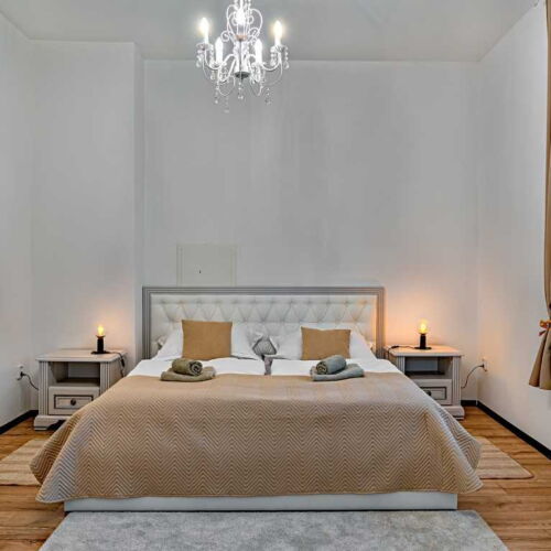 Apartman se sprchou s privátní koupelnou mimo apartmán pro 2 os. (s možností přistýlky)