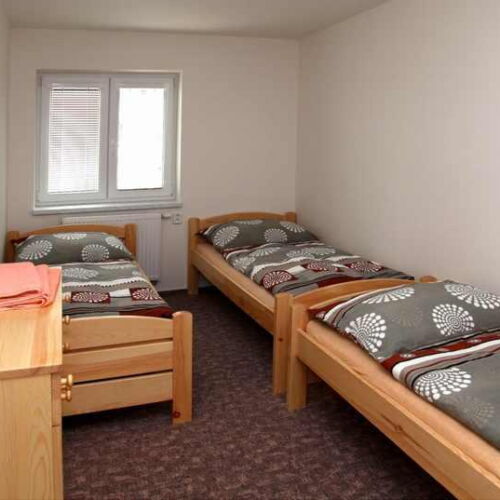 Camera cvadrupla cu duș cu chicinetă comună