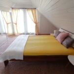 Apartament toata casa cu vedere spre lac cu 2 camere pentru 4 pers. (se poate solicita pat suplimentar)