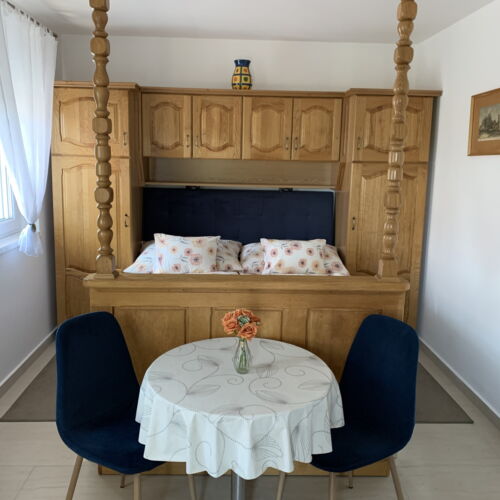 Studio Upstairs 1-Room Apartment for 2 Persons (extra bed available)