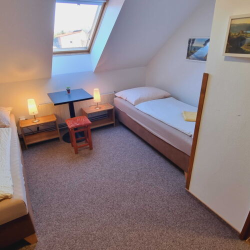 Pokoj se sprchou se společnou kuchyňkou pro 2 os.