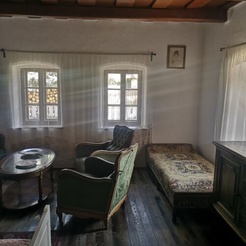 Casa rustica toata casa la parter pentru 5 pers. (se inchirieaza doar integral)