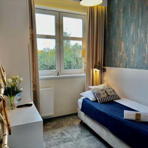 Camera single cu vedere spre mare