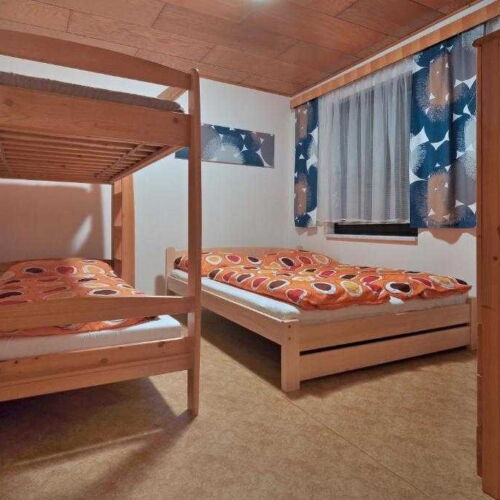 Apartament 14-osobowy z prysznicem z własną kuchnią z 4 pomieszczeniami sypialnianymi