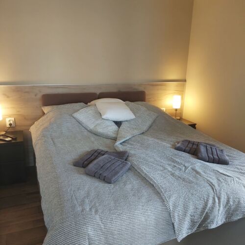 Apartman pro 4 os. se 2 ložnicemi s výhledem na jezero na poschodí (s možností přistýlky)