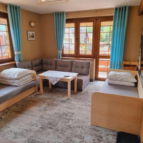 Pokój 4-osobowy z balkonem z widokiem na góry