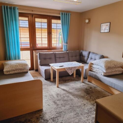 Pokój 4-osobowy z balkonem z widokiem na góry