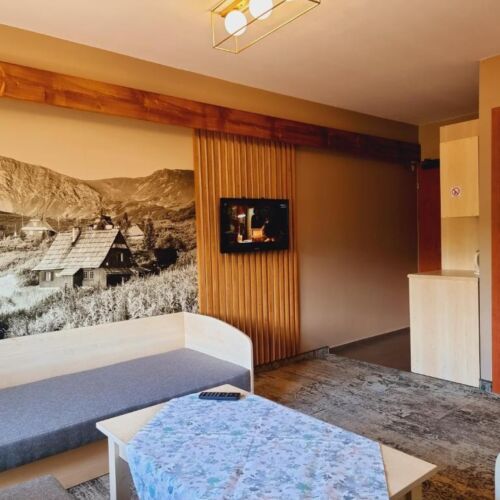 Pokój 4-osobowy z balkonem z widokiem na góry