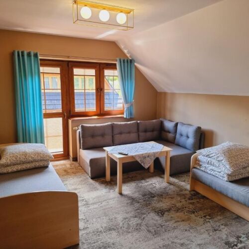 Pokój 4-osobowy z balkonem z widokiem na góry