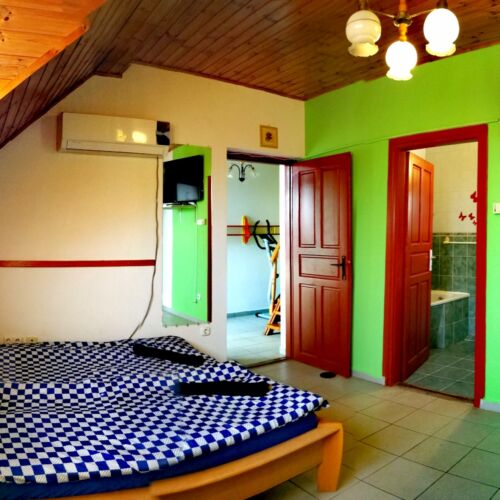 Upstairs Air Conditioned 5 Person Room