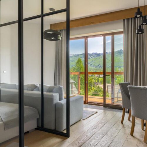 Apartament 4-osobowy z balkonem z widokiem na góry z 2 pomieszczeniami sypialnianymi