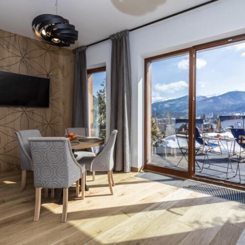 Apartament 4-osobowy z balkonem z widokiem na góry z 2 pomieszczeniami sypialnianymi
