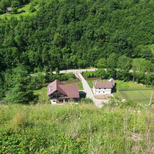 Cabană confort cu vedere spre râu pentru 12 pers. (se inchirieaza doar integral) (se poate solicita pat suplimentar)